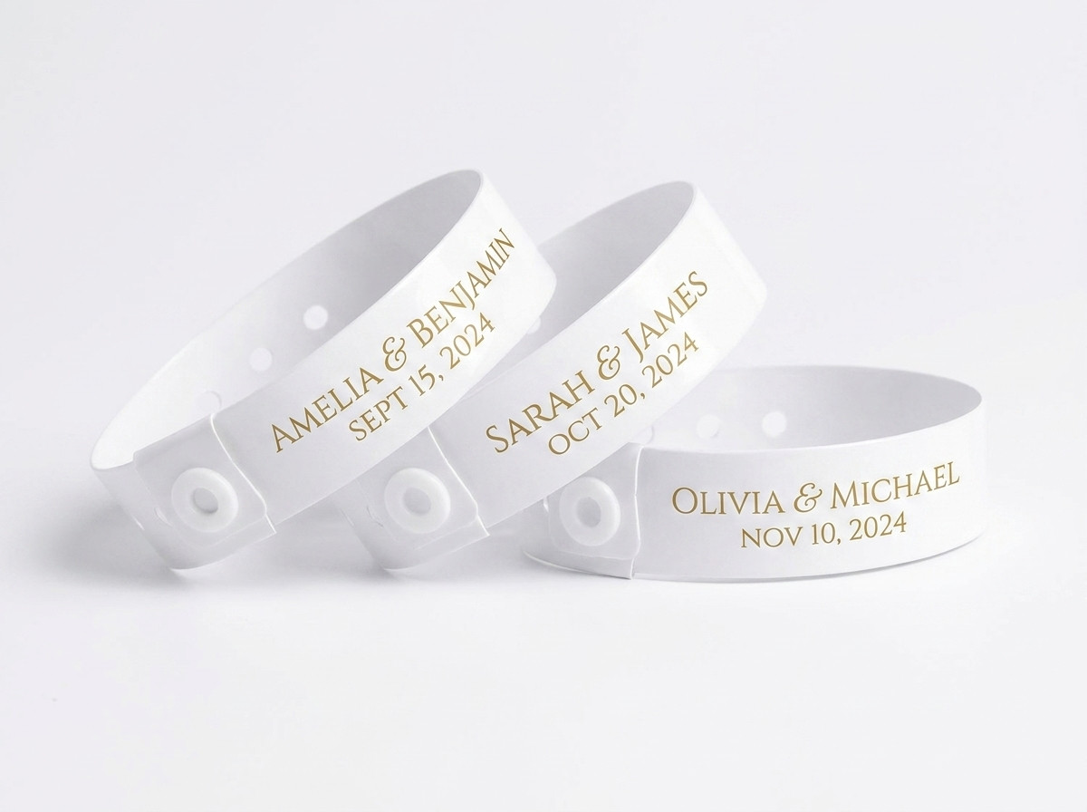 pulseras identificativas personalizadas para boda con nombres y fecha en dorado sobre un elegante fondo blanco